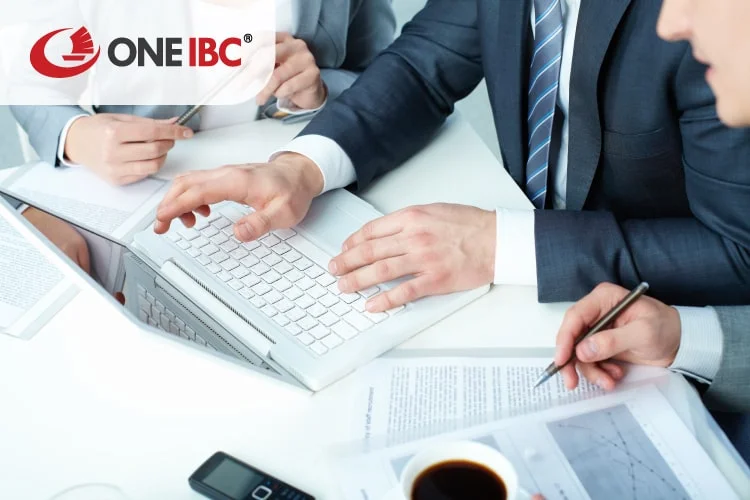 A sales advisor is working with the in-house sales team
